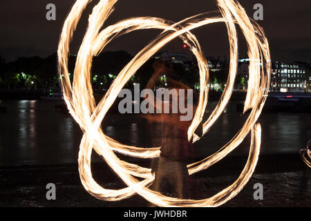 London, Großbritannien. 11 Aug, 2017. London fire spinning Event, jeden Vollmond London fire Darsteller an der Southbank Treffen mit Feuer zu spielen. London 11/08/2017 - Katja Heber/Lichtermeer Credit: Katja Heber/Alamy leben Nachrichten Stockfoto