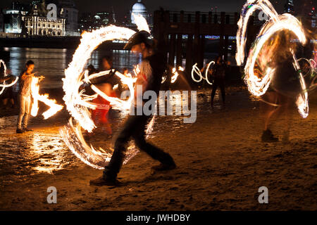 London, Großbritannien. 11 Aug, 2017. London fire spinning Event, jeden Vollmond London fire Darsteller an der Southbank Treffen mit Feuer zu spielen. London 11/08/2017 - Katja Heber/Lichtermeer Credit: Katja Heber/Alamy leben Nachrichten Stockfoto