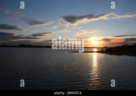 Schönen Sommer Sonnenuntergang über chasewater Country Park in Staffordshire das Ende eines warmen sonnigen Tag markiert. Dies war besonders willkommen, da der Sommer 2017 hatte bislang weitgehend naß gewesen und mild. Stockfoto