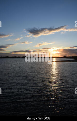 Schönen Sommer Sonnenuntergang über chasewater Country Park in Staffordshire das Ende eines warmen sonnigen Tag markiert. Dies war besonders willkommen, da der Sommer 2017 hatte bislang weitgehend naß gewesen und mild. Stockfoto