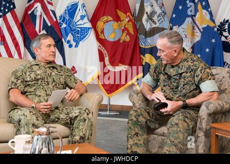 Honolulu, Vereinigte Staaten. 11 Aug, 2017. Us-Generalstabschefs General Joseph Dunford, rechts, trifft sich mit Kommandant der US Pacific Command Adm. Harry Harris in Firma Pacom Hauptsitz am Joint Base Pearl Harbor-Hickam August 11, 2017 in Honolulu, Hawaii. Die beiden treffen sich die Spannungen mit Nordkorea über Kernwaffen und ballistischen Raketen Tests steigen. Credit: Planetpix/Alamy leben Nachrichten Stockfoto