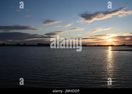 Schönen Sommer Sonnenuntergang über chasewater Country Park in Staffordshire das Ende eines warmen sonnigen Tag markiert. Dies war besonders willkommen, da der Sommer 2017 hatte bislang weitgehend naß gewesen und mild. Stockfoto