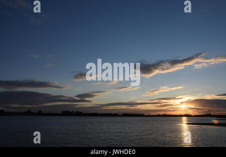 Schönen Sommer Sonnenuntergang über chasewater Country Park in Staffordshire das Ende eines warmen sonnigen Tag markiert. Dies war besonders willkommen, da der Sommer 2017 hatte bislang weitgehend naß gewesen und mild. Stockfoto