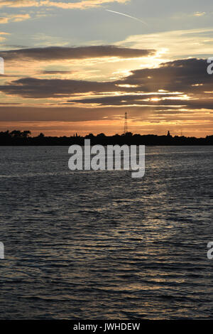 Schönen Sommer Sonnenuntergang über chasewater Country Park in Staffordshire das Ende eines warmen sonnigen Tag markiert. Dies war besonders willkommen, da der Sommer 2017 hatte bislang weitgehend naß gewesen und mild. Stockfoto