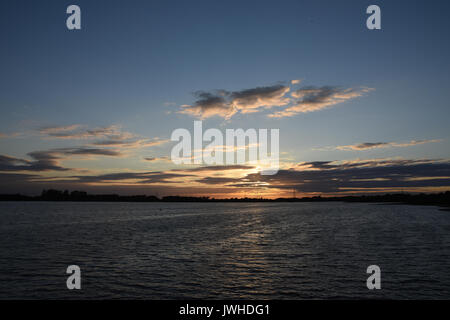 Schönen Sommer Sonnenuntergang über chasewater Country Park in Staffordshire das Ende eines warmen sonnigen Tag markiert. Dies war besonders willkommen, da der Sommer 2017 hatte bislang weitgehend naß gewesen und mild. Stockfoto