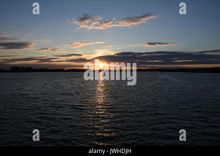 Schönen Sommer Sonnenuntergang über chasewater Country Park in Staffordshire das Ende eines warmen sonnigen Tag markiert. Dies war besonders willkommen, da der Sommer 2017 hatte bislang weitgehend naß gewesen und mild. Stockfoto