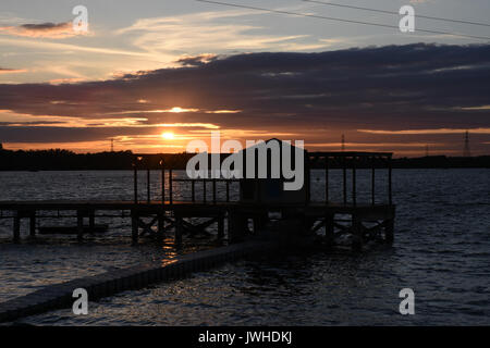Schönen Sommer Sonnenuntergang über chasewater Country Park in Staffordshire das Ende eines warmen sonnigen Tag markiert. Dies war besonders willkommen, da der Sommer 2017 hatte bislang weitgehend naß gewesen und mild. Stockfoto