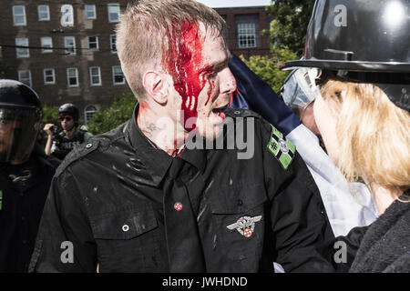 Charlottesville, Virginia, USA. 12 Aug, 2017. Ein alt-Demonstrant wurde mit Blut nach sich überschneiden mit antifaschistischen Demonstranten abgedeckt. Alt - Rechte und White supremacist Gruppen für eine Kundgebung in Lee Park versammelt. Credit: Nakamura/ZUMA Draht/Alamy leben Nachrichten Stockfoto