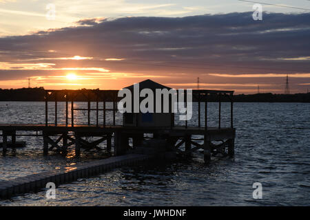 Schönen Sommer Sonnenuntergang über chasewater Country Park in Staffordshire das Ende eines warmen sonnigen Tag markiert. Dies war besonders willkommen, da der Sommer 2017 hatte bislang weitgehend naß gewesen und mild. Stockfoto