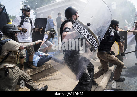 Charlottesville, Virginia, USA. 12 Aug, 2017. Alt - rechte Kundgebung Mitglieder Crash mit Zähler Demonstranten in Lee Park, wo alt - Recht und White supremacist Gruppen zu einer Kundgebung versammelt. Credit: Nakamura/ZUMA Draht/Alamy leben Nachrichten Stockfoto