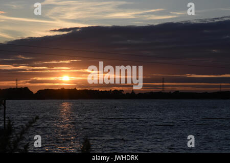 Schönen Sommer Sonnenuntergang über chasewater Country Park in Staffordshire das Ende eines warmen sonnigen Tag markiert. Dies war besonders willkommen, da der Sommer 2017 hatte bislang weitgehend naß gewesen und mild. Stockfoto