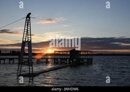Schönen Sommer Sonnenuntergang über chasewater Country Park in Staffordshire das Ende eines warmen sonnigen Tag markiert. Dies war besonders willkommen, da der Sommer 2017 hatte bislang weitgehend naß gewesen und mild. Stockfoto