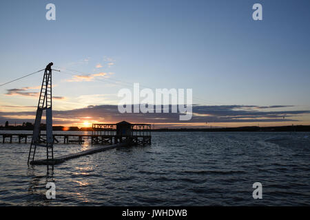 Schönen Sommer Sonnenuntergang über chasewater Country Park in Staffordshire das Ende eines warmen sonnigen Tag markiert. Dies war besonders willkommen, da der Sommer 2017 hatte bislang weitgehend naß gewesen und mild. Stockfoto