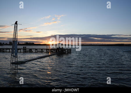 Schönen Sommer Sonnenuntergang über chasewater Country Park in Staffordshire das Ende eines warmen sonnigen Tag markiert. Dies war besonders willkommen, da der Sommer 2017 hatte bislang weitgehend naß gewesen und mild. Stockfoto