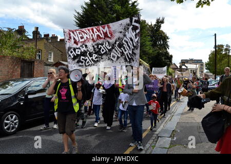 East London, UK. 12 Aug, 2017. Dutzende von Menschen protestieren in London gegen den Abriss von Rat fincas East London, UK Credit: Ajit Wick/Alamy leben Nachrichten Stockfoto