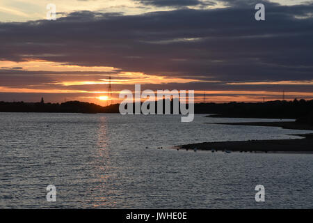 Schönen Sommer Sonnenuntergang über chasewater Country Park in Staffordshire das Ende eines warmen sonnigen Tag markiert. Dies war besonders willkommen, da der Sommer 2017 hatte bislang weitgehend naß gewesen und mild. Stockfoto