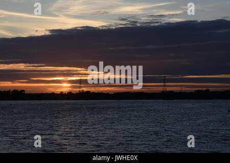 Schönen Sommer Sonnenuntergang über chasewater Country Park in Staffordshire das Ende eines warmen sonnigen Tag markiert. Dies war besonders willkommen, da der Sommer 2017 hatte bislang weitgehend naß gewesen und mild. Stockfoto