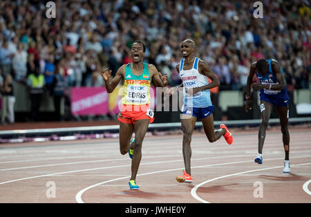 London, Großbritannien. 12 Aug, 2017. Muktar EDRIS von Äthiopien feiert den Gewinn der Goldmedaille einem gequälten Mo Farah von GBR in Silber schlagen während der IAAF Leichtathletik WM 2017 am Tag 9 bei den Olympischen Park, London, England am 12. August 2017. Foto von Andy Rowland/PRiME Media Bilder. Credit: Andrew Rowland/Alamy leben Nachrichten Stockfoto