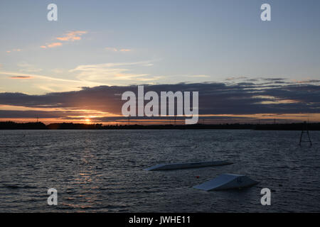 Schönen Sommer Sonnenuntergang über chasewater Country Park in Staffordshire das Ende eines warmen sonnigen Tag markiert. Dies war besonders willkommen, da der Sommer 2017 hatte bislang weitgehend naß gewesen und mild. Stockfoto