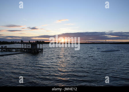 Schönen Sommer Sonnenuntergang über chasewater Country Park in Staffordshire das Ende eines warmen sonnigen Tag markiert. Dies war besonders willkommen, da der Sommer 2017 hatte bislang weitgehend naß gewesen und mild. Stockfoto