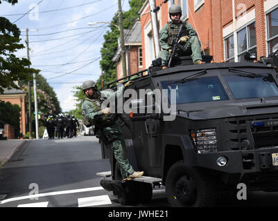 Charlottesville, Virginia, USA. 12 Aug, 2017. Die Polizei in der Nähe der Kundgebung in Charlottesville, Virginia, USA, 12.08.2017, gesehen. Mindestens eine Person wurde in einer Massenkarambolage nach einem gewalttätigen weißen nationalistischen Rallye am Samstag in Charlottesville in Virginia getötet, Charlottesville Bürgermeister Michael Signer, sagte. Quelle: Xinhua/Alamy leben Nachrichten Stockfoto