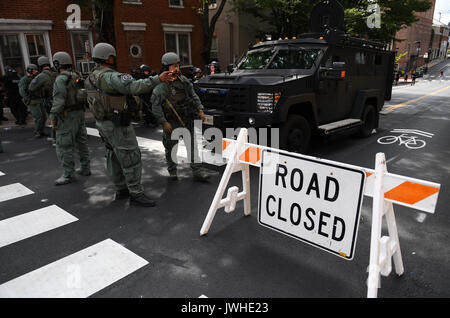 Charlottesville, Virginia, USA. 12 Aug, 2017. Die Polizei stand Guard in der Nähe der Kundgebung in Charlottesville, Virginia, USA, 12.08.2017. Mindestens eine Person wurde in einer Massenkarambolage nach einem gewalttätigen weißen nationalistischen Rallye am Samstag in Charlottesville in Virginia getötet, Charlottesville Bürgermeister Michael Signer, sagte. Quelle: Xinhua/Alamy leben Nachrichten Stockfoto