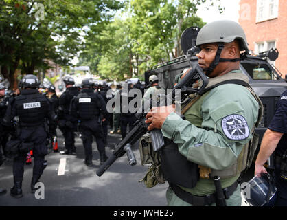 Charlottesville, Virginia, USA. 12 Aug, 2017. Die Polizei stand Guard in der Nähe der Kundgebung in Charlottesville, Virginia, USA, 12.08.2017. Mindestens eine Person wurde in einer Massenkarambolage nach einem gewalttätigen weißen nationalistischen Rallye am Samstag in Charlottesville in Virginia getötet, Charlottesville Bürgermeister Michael Signer, sagte. Quelle: Xinhua/Alamy leben Nachrichten Stockfoto