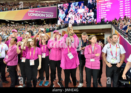 London, Großbritannien. 12. August 2017. Freiwillige feiern Ergebnisse des GB in der 4 x 100 m Relais an der London Stadion, am Tag neun Der IAAF World Championships in London 2017. Credit: Stephen Chung/Alamy leben Nachrichten Stockfoto