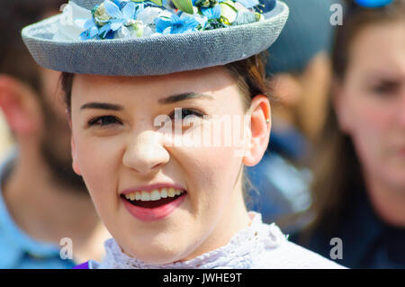 Edinburgh, Schottland, Großbritannien. 12 August, 2017. Performerin auf den Straßen der Stadt am Ende der ersten Woche der 70. Jahrestag des Edinburgh International Fringe Festival. Credit: Skully/Alamy leben Nachrichten Stockfoto