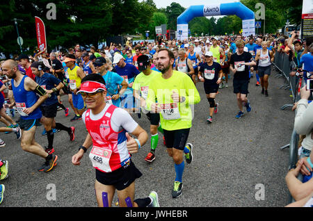 HELSINKI, Finnland - 12. AUGUST 2017: Helsinki City Marathon, 12.08.2017. Traditionelle Marathon in Helsinki, Finnland statt, am Samstag, den 12. August. Läufer aus 73 Ländern nahmen an der Marathon. Rennen begann in der Nähe des Denkmals zu den legendären Finnischen Athleten Paavo Nurmi. Stockfoto