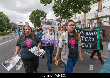 London, Großbritannien. 12. August 2017. Focus E 15 Mütter, East End Schwestern Uncut, Bewegung für Gerechtigkeit und andere März von Ferrier Punkt in Canning Town zu einer Kundgebung an Tanner Punkt in Plaistow weisen auf die Gefahr der beiden Bausteine mit den gleichen Mantel als Grenfell Tower, anspruchsvolle sichere Wohnungen, nicht soziale Säuberungen in East London. Sie setzte dann den Zimmerleuten Immobilien in Stratford weitgehend von Menschen über 10 Jahren geleert und will zu demolieren, für einen 'Hände um Solidarität bei den Zimmerleuten Immobilien ag Credit: Peter Marschall/Alamy leben Nachrichten Stockfoto