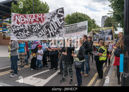 London, Großbritannien. 12. August 2017. Focus E 15 Mütter, die Bewegung für Gerechtigkeit und der Revolutionären Kommunistischen Fraktion Banner auf der marchfrom Ferrier Punkt in Canning Town zu einer Kundgebung an Tanner Punkt in Plaistow weisen auf die Gefahr der beiden Bausteine mit den gleichen Mantel als Grenfell Tower, anspruchsvolle sichere Wohnungen, nicht soziale Säuberungen in East London. Sie setzte dann den Zimmerleuten Immobilien in Stratford weitgehend von Menschen über 10 Jahren geleert und will zu demolieren, für einen 'Hände um solidar Credit die Tischler Immobilien': Peter Marschall/Alamy leben Nachrichten Stockfoto