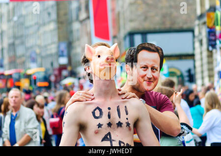 Edinburgh, Schottland, Großbritannien. 12 August, 2017. Zwei Künstler, einer mit einer Maske von einem Schwein, andere Tragen einer Maske der ehemaligen Führer der Konservativen Partei und der britische Premierminister David Cameron, auf den Straßen der Stadt am Ende der ersten Woche der 70. Jahrestag des Edinburgh International Fringe Festival. Credit: Skully/Alamy leben Nachrichten Stockfoto