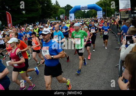 HELSINKI, Finnland - 12. AUGUST 2017: Helsinki City Marathon, 12.08.2017. Traditionelle Marathon in Helsinki, Finnland statt, am Samstag, den 12. August. Läufer aus 73 Ländern nahmen an der Marathon. Rennen begann in der Nähe des Denkmals zu den legendären Finnischen Athleten Paavo Nurmi. Stockfoto