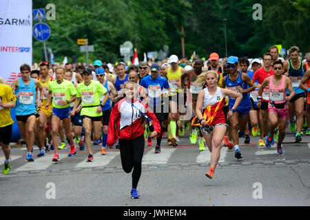 HELSINKI, Finnland - 12. AUGUST 2017: Helsinki City Marathon, 12.08.2017. Traditionelle Marathon in Helsinki, Finnland statt, am Samstag, den 12. August. Läufer aus 73 Ländern nahmen an der Marathon. Rennen begann in der Nähe des Denkmals zu den legendären Finnischen Athleten Paavo Nurmi. Stockfoto