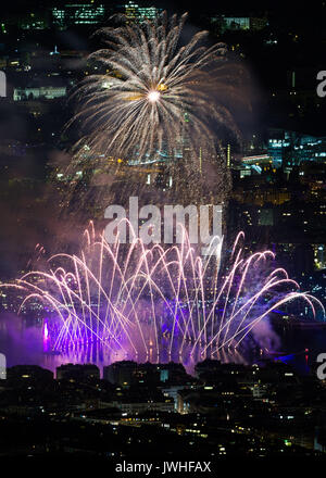 Genf. 12 Aug, 2017. Foto am 12.08.2017, zeigt Feuerwerk erhellt den Himmel über dem Genfer See während der Genfer Festival in Genf, Schweiz. Die Genfer Festival ist eine 10-tägige Veranstaltung, die jährlich in den frühen Tagen des August. Credit: Xu Jinquan/Xinhua/Alamy leben Nachrichten Stockfoto