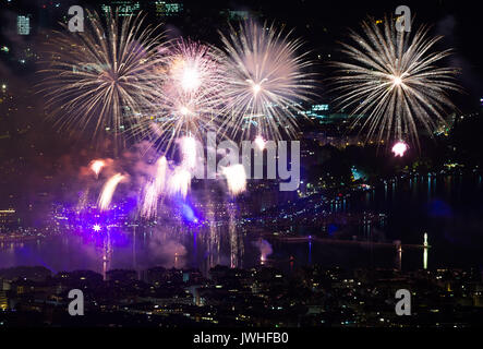 Genf. 12 Aug, 2017. Foto am 12.08.2017, zeigt Feuerwerk erhellt den Himmel über dem Genfer See während der Genfer Festival in Genf, Schweiz. Die Genfer Festival ist eine 10-tägige Veranstaltung, die jährlich in den frühen Tagen des August. Credit: Xu Jinquan/Xinhua/Alamy leben Nachrichten Stockfoto