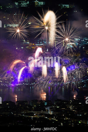 Genf. 12 Aug, 2017. Foto am 12.08.2017, zeigt Feuerwerk erhellt den Himmel über dem Genfer See während der Genfer Festival in Genf, Schweiz. Die Genfer Festival ist eine 10-tägige Veranstaltung, die jährlich in den frühen Tagen des August. Credit: Xu Jinquan/Xinhua/Alamy leben Nachrichten Stockfoto