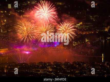 Genf. 12 Aug, 2017. Foto am 12.08.2017, zeigt Feuerwerk erhellt den Himmel über dem Genfer See während der Genfer Festival in Genf, Schweiz. Die Genfer Festival ist eine 10-tägige Veranstaltung, die jährlich in den frühen Tagen des August. Credit: Xu Jinquan/Xinhua/Alamy leben Nachrichten Stockfoto