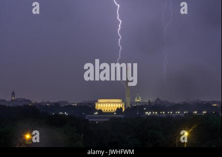 Washington DC, USA. 12 August, 2017. Beleuchtungen über den berühmten Denkmälern in Washington DC wie ein Sturm über der Stadt. 12 Aug, 2017. Credit: Dimitrios Manis/ZUMA Draht/Alamy leben Nachrichten Stockfoto