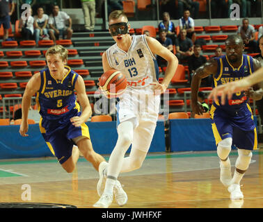 Zenica, Bosnien und Herzegowina. 12 Aug, 2017. Dzanan Musa (C) von Bosnien und Herzegowina (BiH) konkurriert, die während des Europäischen Vorqualifizierung basketball Match Group eine der FIBA Weltmeisterschaft 2019 gegen Schweden in Zenica, Bosnien und Herzegowina, am 12.08.2017. BiH verloren Materialien bi. Credit: Haris Memija/Xinhua/Alamy leben Nachrichten Stockfoto