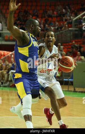 Zenica, Bosnien und Herzegowina. 12 Aug, 2017. Alex Renfroe (R) von Bosnien und Herzegowina (BiH) wird von Thomas Massamba Schweden während des Europäischen pre verteidigt - nähere Bestimmung basketball Match Group eine der FIBA WM 2019 in Zenica, Bosnien und Herzegowina, am 12.08.2017. BiH verloren Materialien bi. Credit: Haris Memija/Xinhua/Alamy leben Nachrichten Stockfoto