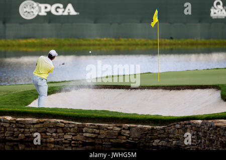 12. August 2017: Hideki Matsuyama in Japan Chips aus dem Bunker auf dem 17 Grün während der dritten Runde der 99th PGA Championship an der Wachtel-Höhle Club in Charlotte, NC. (Scott Kinser/Cal Sport Media) Stockfoto