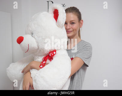 Tel Aviv, Israel. 10. Juli 2017. Israelische Modell Sofia Mechetner Kuscheln mit ihr tragen Pinky in dem Haus, wo Sie und Ihre Familie in Cholon, einem Vorort von Tel Aviv, Israel, 10. Juli 2017 Leben gefüllt. Mechetner begann ihre Karriere im Jahr 2015 während der Pariser Modewoche für Dior der Laufsteg. Der damals 14 Jahre alte erstellt einen kleinen Skandal, als sie trug eine fast sehen - durch Tunika. Foto: Stefanie Järkel/dpa/Alamy leben Nachrichten Stockfoto