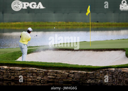 12. August 2017: Hideki Matsuyama in Japan Chips aus dem Bunker auf dem 17 Grün während der dritten Runde der 99th PGA Championship an der Wachtel-Höhle Club in Charlotte, NC. (Scott Kinser/Cal Sport Media) Stockfoto