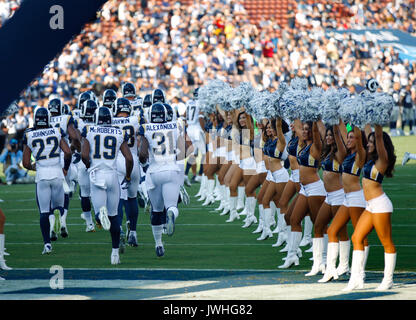 Los Angeles, CA, USA. 12 Aug, 2017. Die Los Angeles Rams das Feld für ein Spiel gegen die Dallas Cowboys im Los Angeles Memorial Coliseum. Credit: K.C. Alfred/San Diego - die Tribüne/ZUMA Draht/Alamy leben Nachrichten Stockfoto