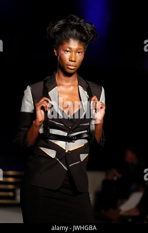 London, Großbritannien. 12 Aug, 2017. Dahrio ist am zweiten Tag der siebten Ausgabe des AFWL präsentiert. Credit: Laura De Meo/Alamy leben Nachrichten Stockfoto