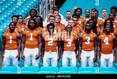 Florida, USA. 12 Aug, 2017. Spieler stehen für Ihr Team Foto während der Universität von Miami CanesFest im Hard Rock Stadion in Miami Gardens am 12. August 2017. Credit: Richard Graulich/der Palm Beach Post/ZUMA Draht/Alamy leben Nachrichten Stockfoto