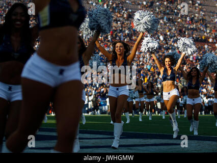 Los Angeles, CA, USA. 12 Aug, 2017. LOS ANGELES, Ca - 12. August 2017 - Los Angeles Rams Cheerleader bei einem Spiel gegen die Dallas Cowboys im Los Angeles Memorial Coliseum durchführen. Credit: K.C. Alfred/San Diego - die Tribüne/ZUMA Draht/Alamy leben Nachrichten Stockfoto