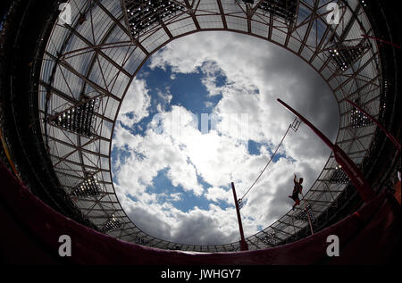 London, Großbritannien. 12 Aug, 2017. Kevin Mayer von Frankreich konkurriert beim Stabhochsprung der Männer Zehnkampf am Tag 9 der IAAF World Championships 2017 in London Stadion in London, Großbritannien, am 12.08.2017. Kevin Mayer behauptete den Titel mit insgesamt 8768 Punkten. Credit: Wang Lili/Xinhua/Alamy leben Nachrichten Stockfoto